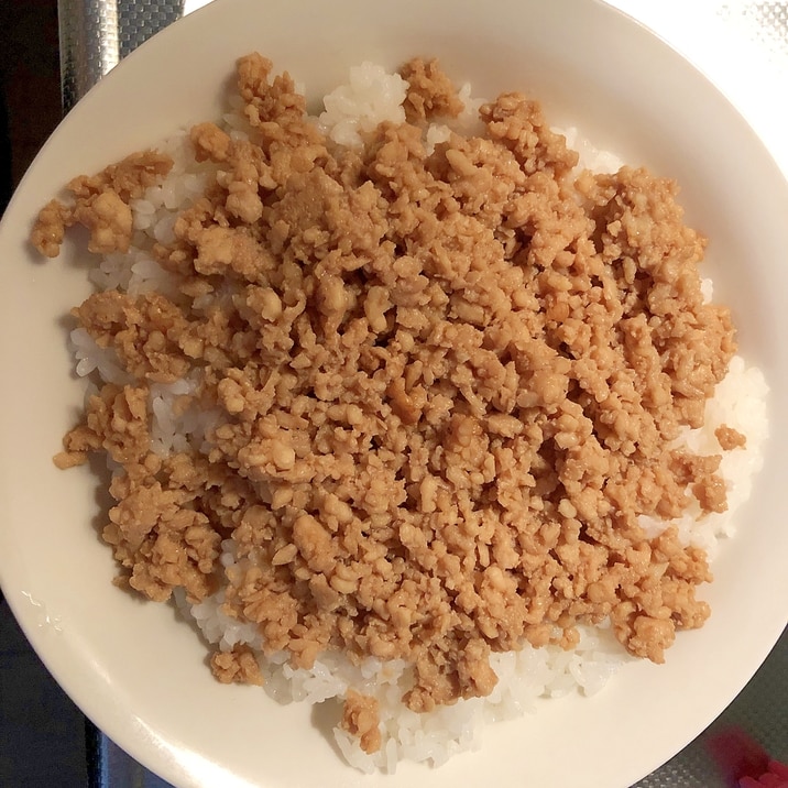 鶏胸肉の簡単そぼろ丼